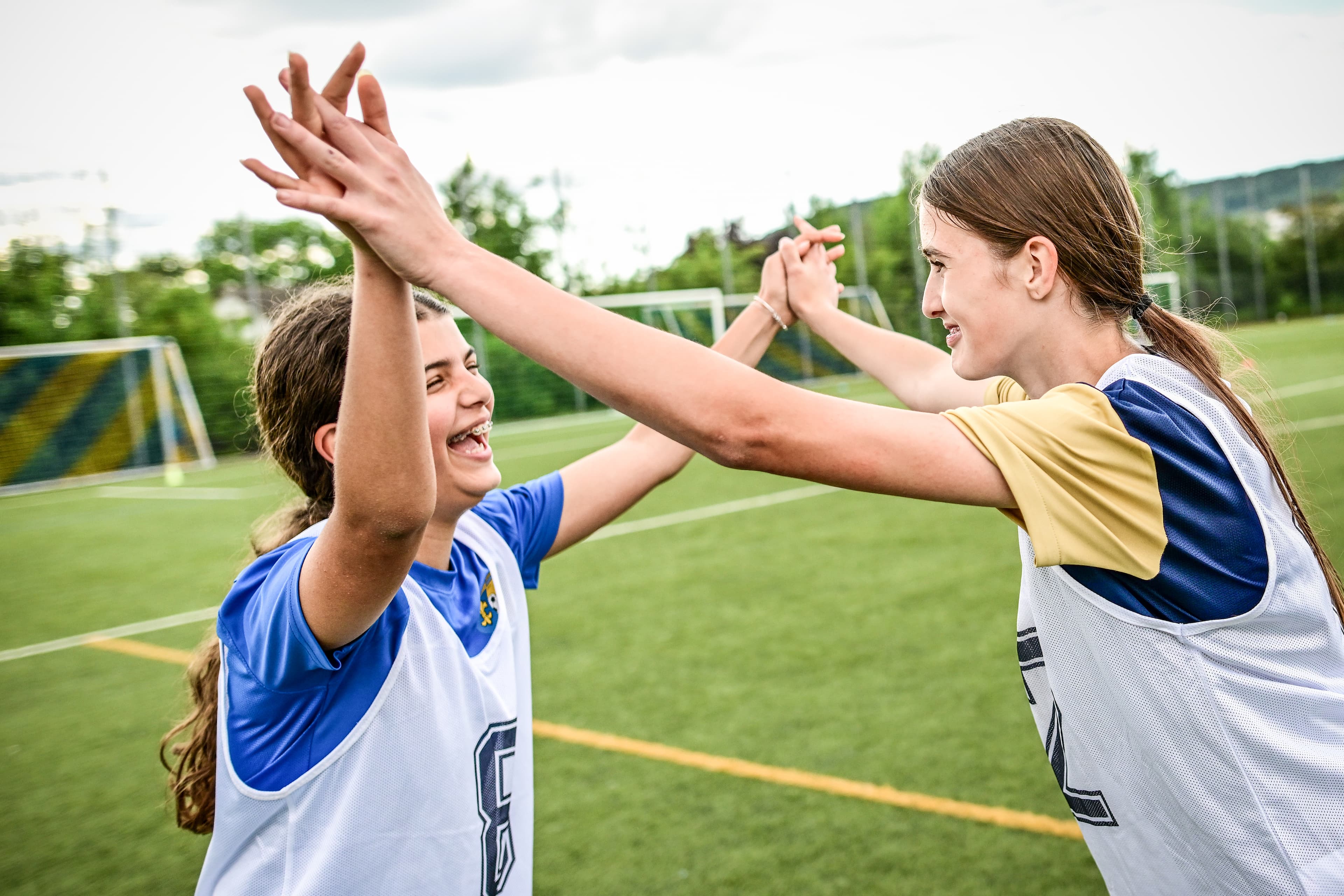 Zwei Fussballspielerinnen jubeln auf dem Feld